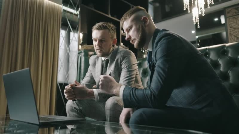 Dos consultores conversando