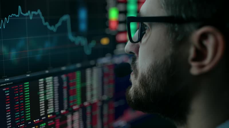 Analista frente a pantallas con datos financieros