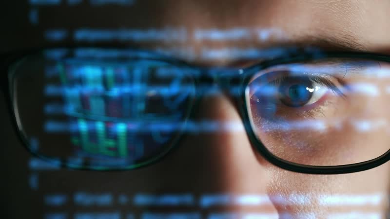 Código reflejado en unas gafas
