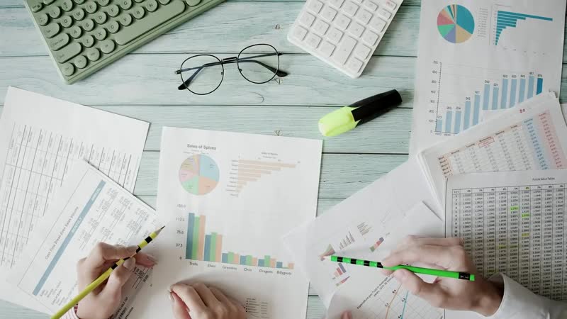 Informes financieros con gráficos sobre una mesa